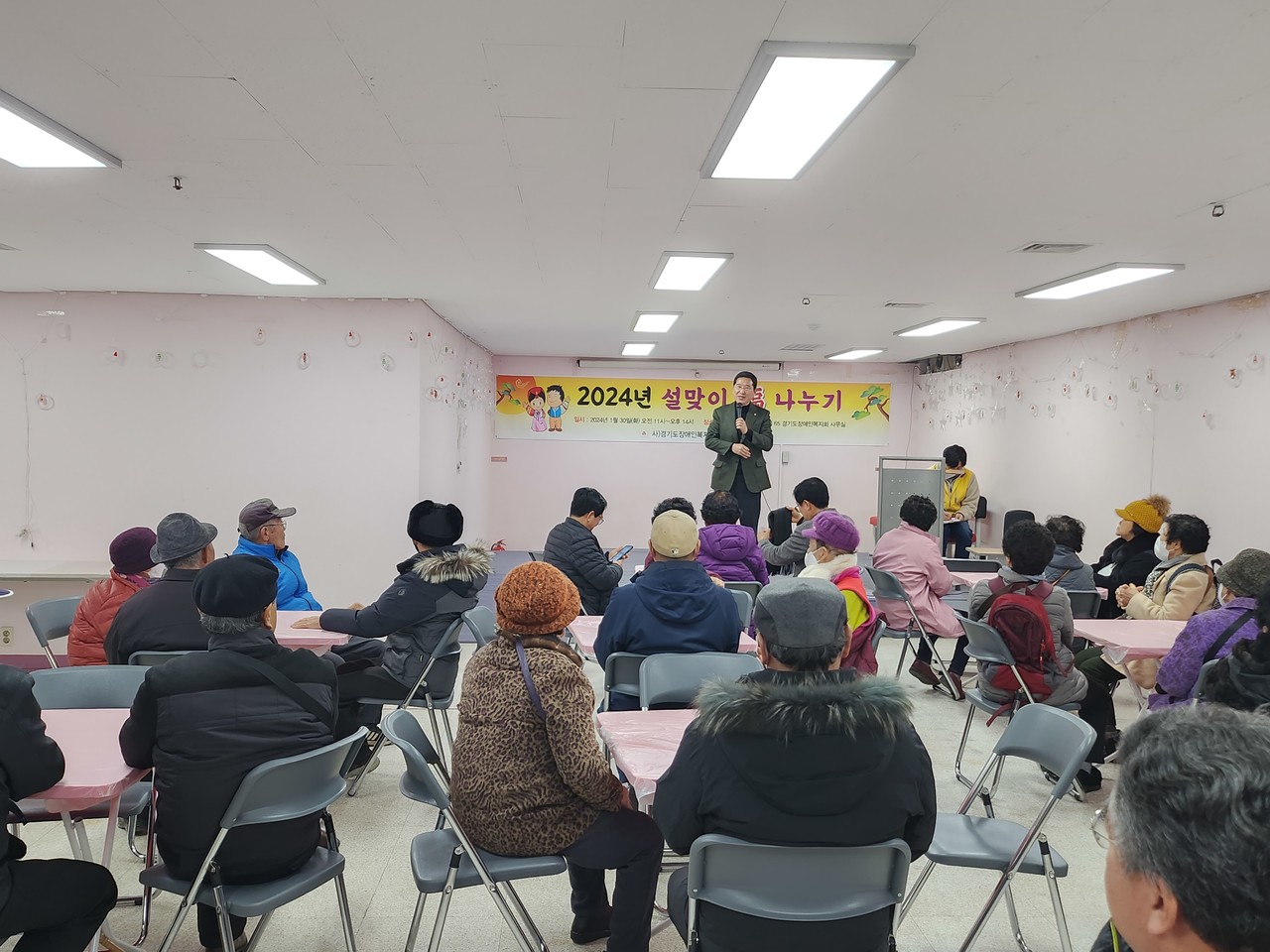                                                 ▲김학용 국회의원이 회원들에게 덕담을 건네고 있다. 