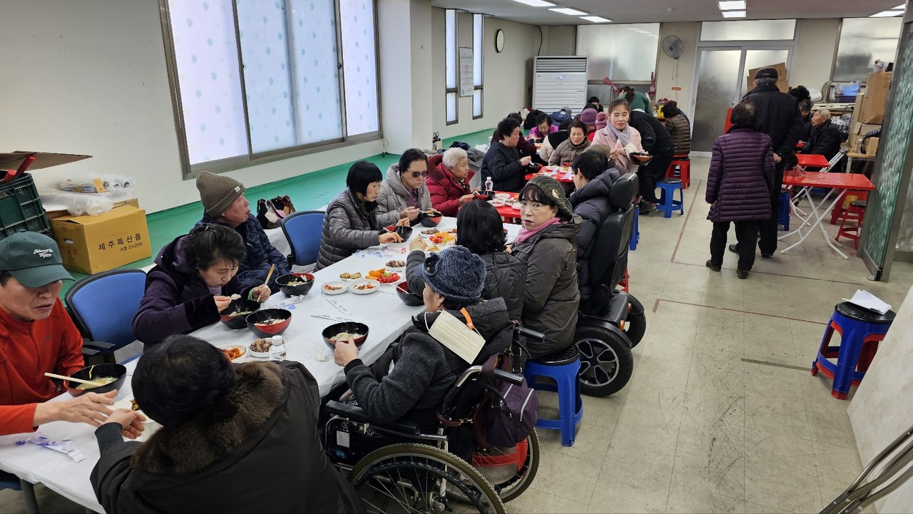                                                        ▲준비한 떡국을 맛있게 들고 있는 회원들