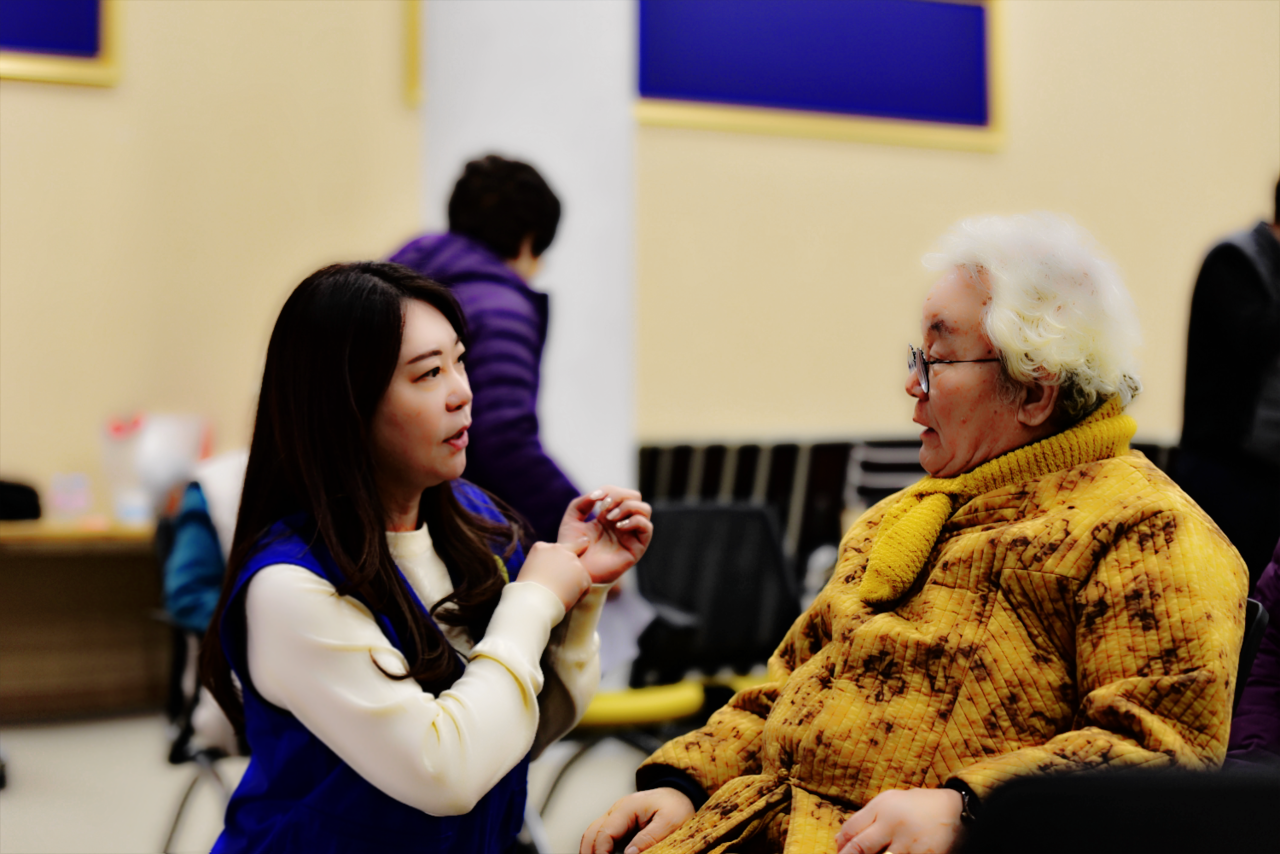                           ▲장수사진 봉사를 펼치고 있는 김수인 예비후보