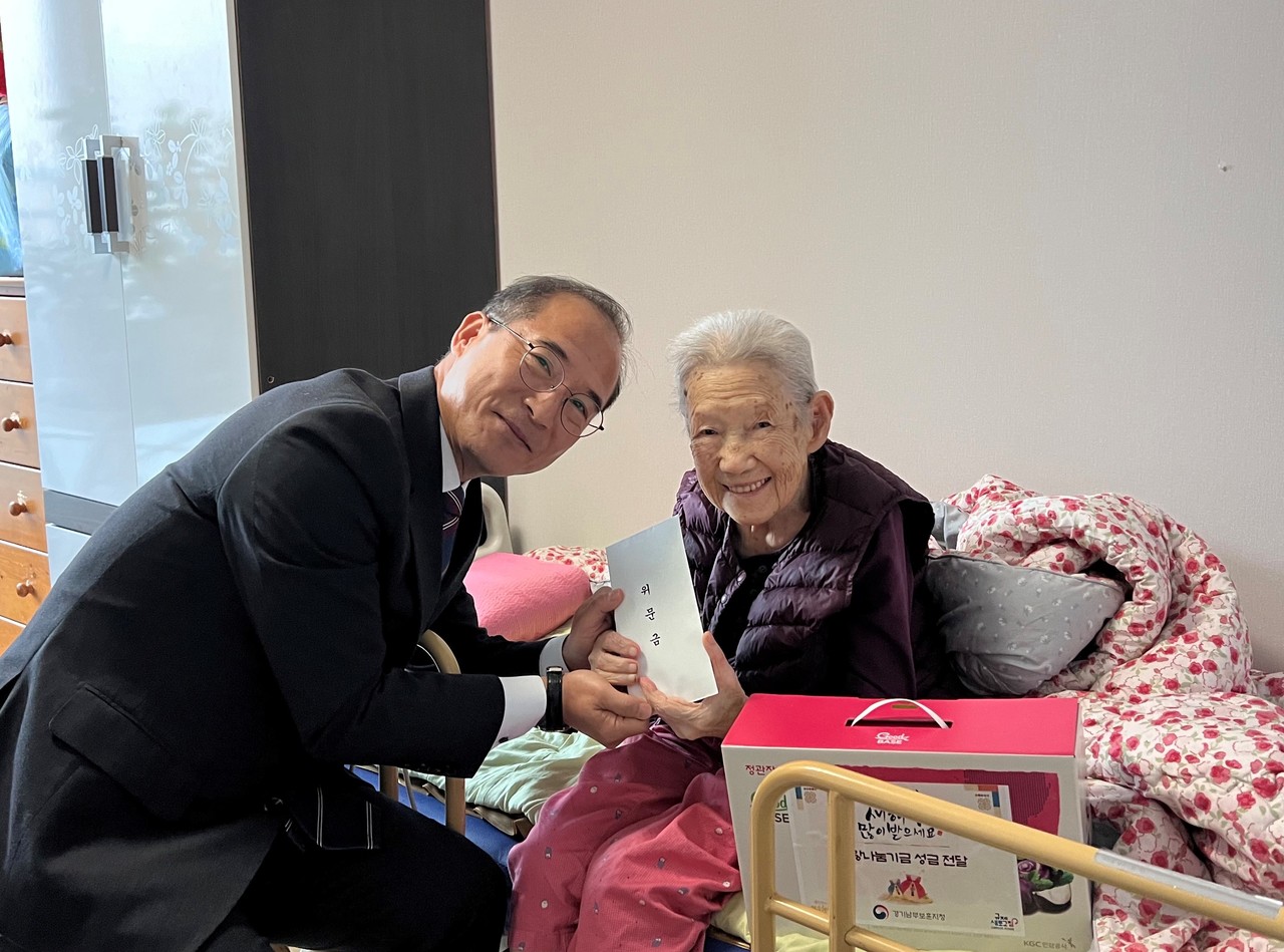        ▲한국성 국가보훈부 경기남부보훈지청장이 보훈가족을 찾아 사랑나눔 성금을 전달했다.  