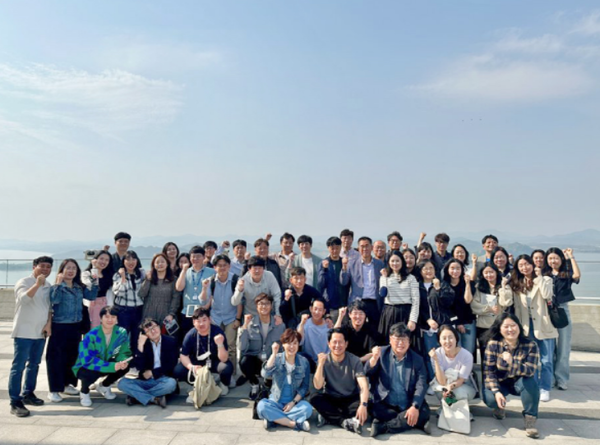                                                                 ▲김포문화재단 직원들 단체사진,