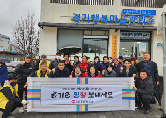     ▲지난5일 300여 자원봉사자들에게 가래떡 도시락을 전달했다.    