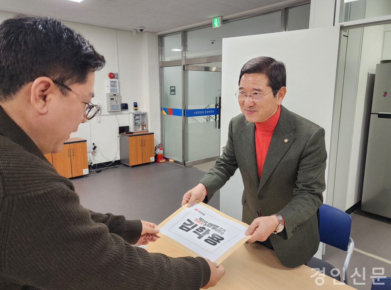                                             ▲김학용 의원은 7일  안성시선관위에 예비후보 등록을 마쳤다. 