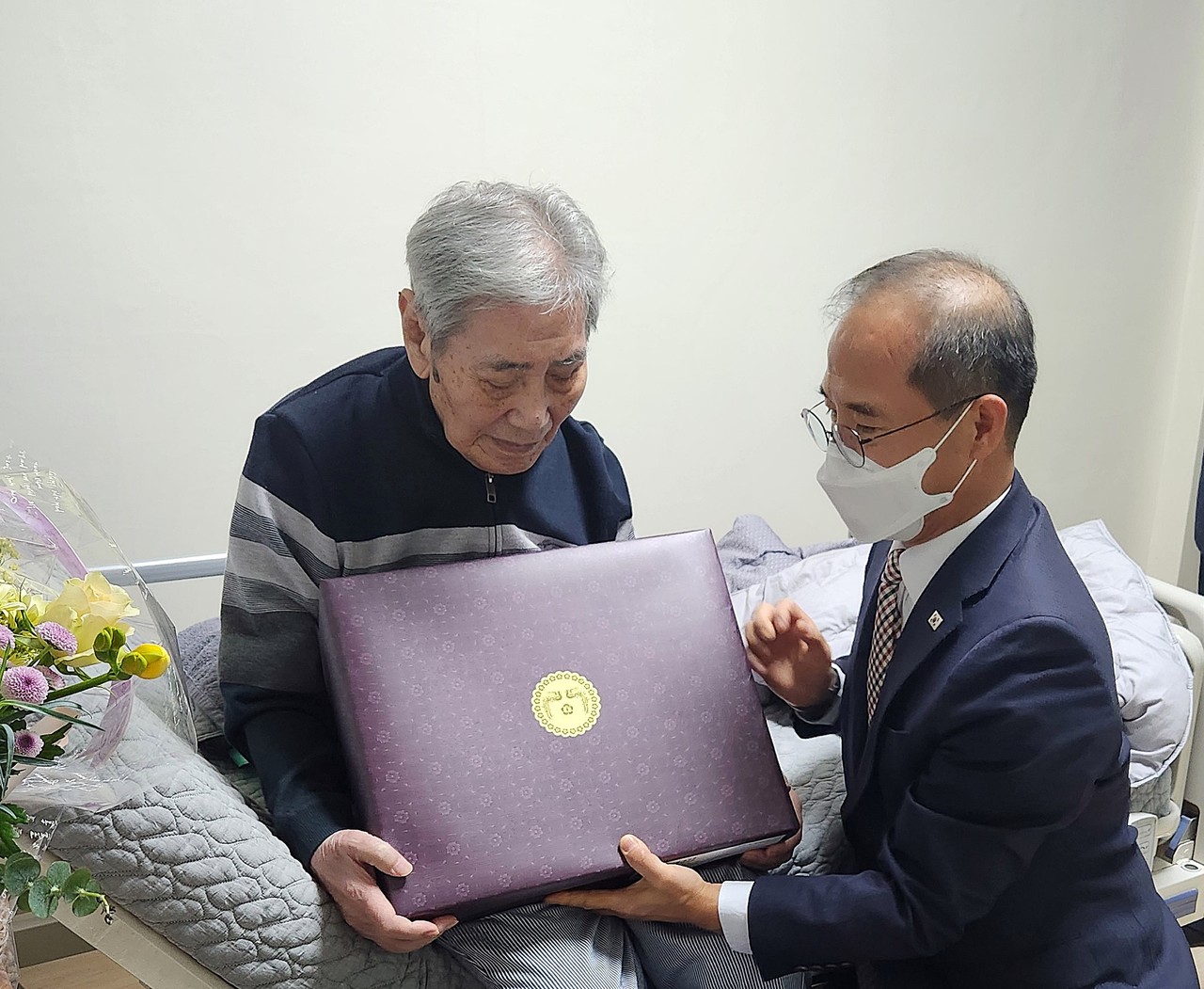                                 ▲한국성 국가보훈부 경기남부보훈지청장이 오성규 애국지사를 위문했다. 