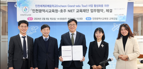                                                         ▲도성훈 교육감과 관계자들이 함께 촬영을 하고 있다.