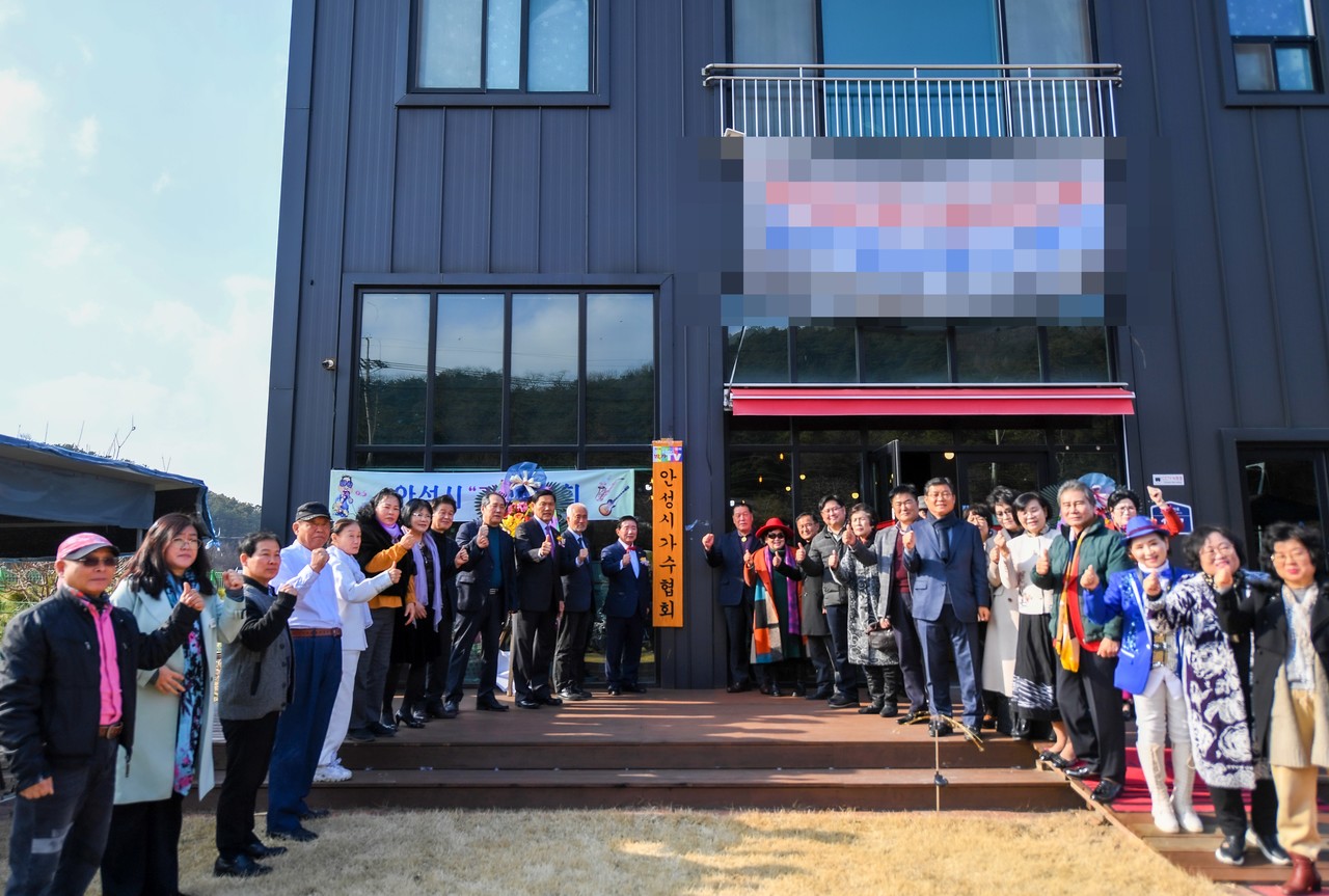                                                   ▲안성시 가수협회 제3대 회장으로 오진택  회장이 취임했다. 