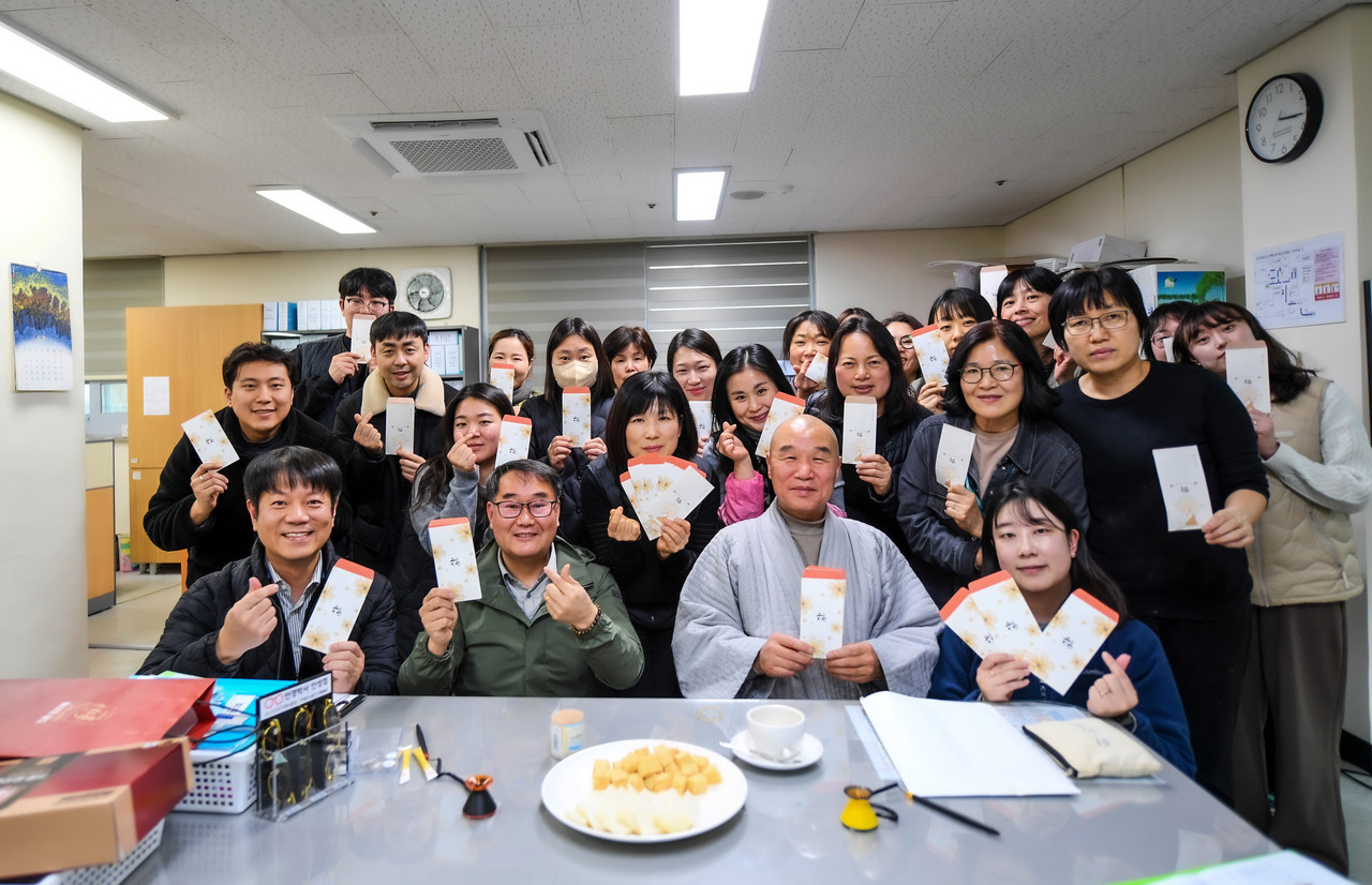                              ▲칠장사  주지 지강스님과 노인복지관 직원들 