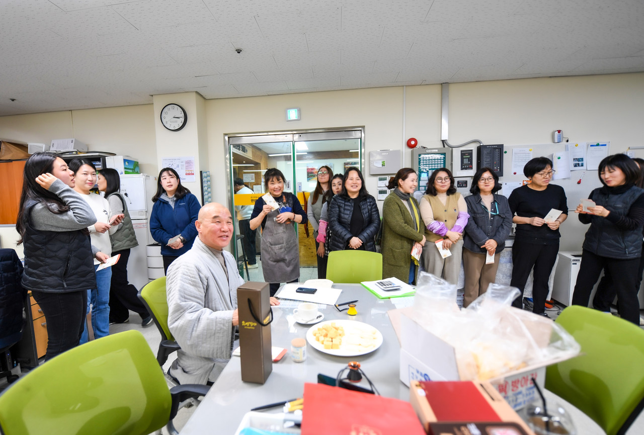                                              ▲칠장사 주지 지강스님이 직원들에게 세뱃돈을 전달했다. 