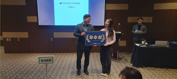                                ▲우수상을 수상한 ‘한국예쁜손글씨POP협회’소상공인 대표,