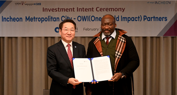 ▲유정복 인천시장이 2월 26일(현지시간) 프랑스 파리 풀만호텔에서 영국 글로벌 투자사 OWI 파트너스 래블린 쵸우미 회장에게 투자의향서를 전달받고 있다.