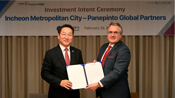 ▲유정복 인천시장이 2월 26일(현지시간) 프랑스 파리 풀만호텔에서 미국 파나핀토 글로벌 파트너스 죠셉 파나핀토 주니어 대표에게 투자의향서를 전달받고 있다.