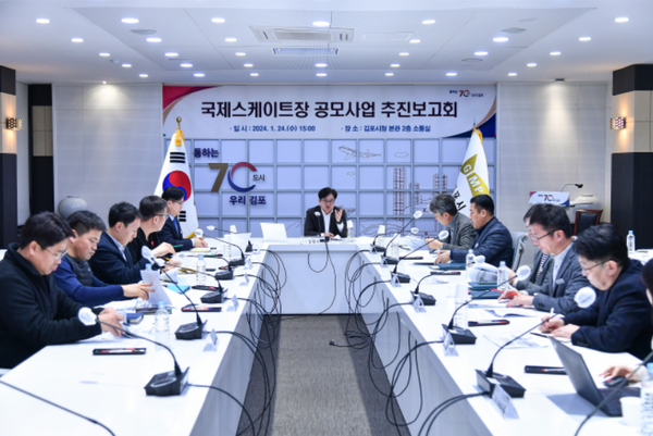                                             ▲공모사업 추진보고회를 진행중인 김병수 김포시장,