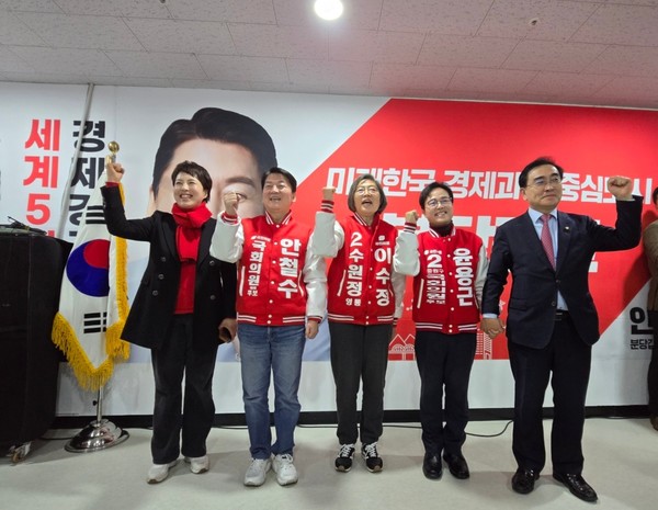 (좌측부터)김은혜, 안철수, 이수정, 윤용근, 태영호 국민의힘 후보가 승리의 파이팅을 하고있다