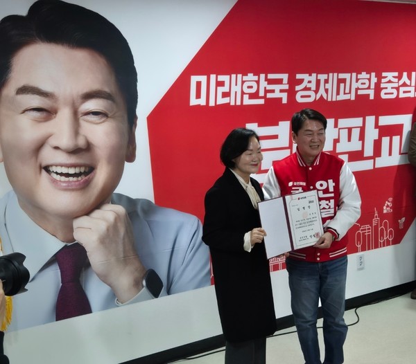 안철수 국민의힘 후보가 윤종필 선대위원장에게 임명장을 주고있다