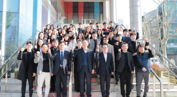                         ▲김포문화재단 관계자들이 단체촬영을 하고 있다.