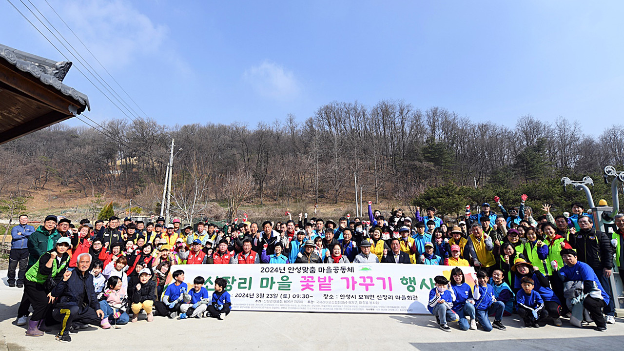                                    ▲150여명이 함께한 마을꽃밭가꾸기 행사장 모습