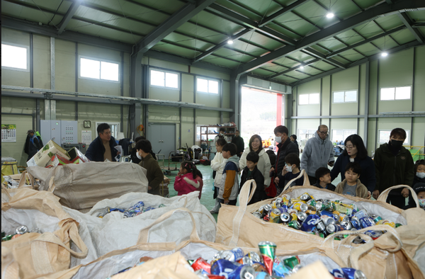                     ▲인천환경공단 직원이 덕적초등학교에서 환경교육을 하고 있다.