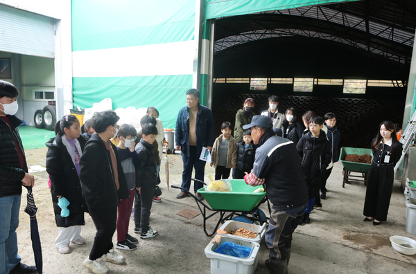      ▲덕적초등학교 학생들이 덕적도 음식물처리시설을 견학하고 있다.