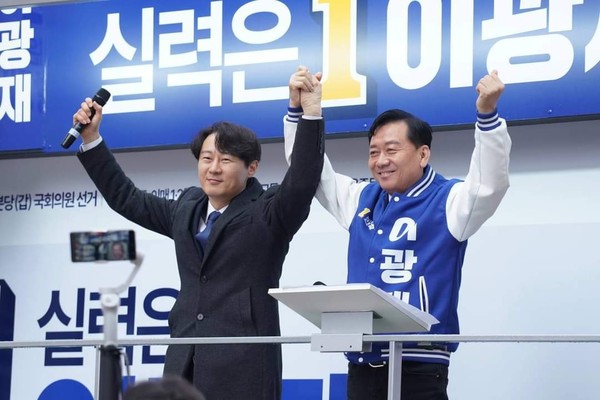 이광재 후보 지원 유세를 하고 있는 이탄희 민주당 국회의원