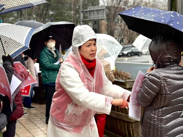 김은혜 분당을 후보가 29일 분당동에 위치한 남동발전소 앞에서 피해보상 시위에 나서고있는 주민들을 만나고있다