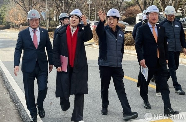 김은혜 후보가 올2월13일 남동발전소을 방문 하여 담당자들과 현장을 돌아보고있다