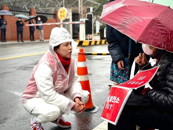 김은혜 분당을 후보가 남동발전소 앞에서 시위를 하고있는 분당동 주민들을 만나 애로사항을 다시한번 청취하고있다