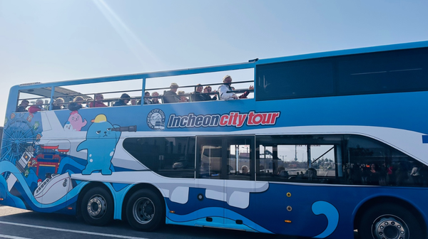   ▲ 인천시티투어 4월 프로모션 홍보 배너 및 인천시티투어에 탑승하는 크루즈 승객 사진, [사진제공=관광공사]