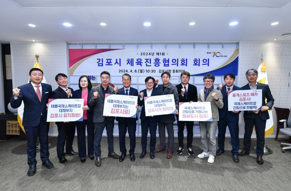                                   ▲피켓들고 단체촬영,