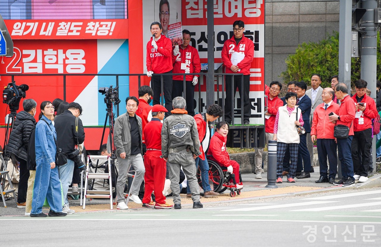                                        ▲시민들에게 호소하고 있는 김학용 후보 