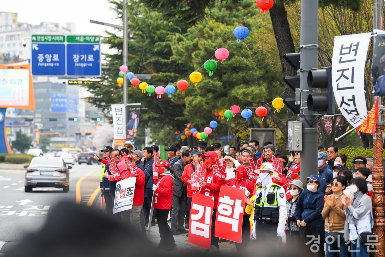                           ▲로타리를 가득 메운 시민들 