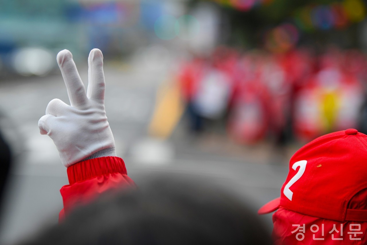                                                         ▲선거 운동원이 2번을 가리키고 있다. 