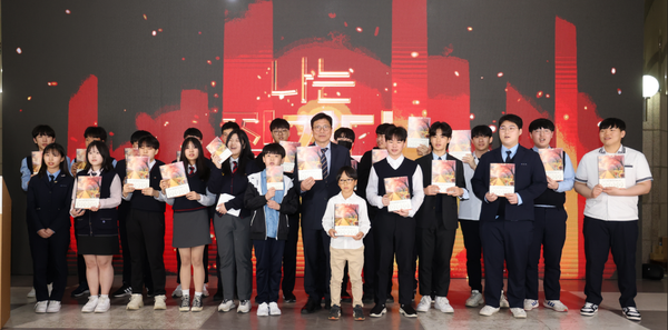 ▲도성훈 교육감이 “2024 읽걷쓰 출판 전시회 참여 학생들과 기념촬영을 하고 있다. [자료 =인천시교육청]