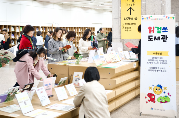                         ▲전시회에 참여한 학생ㆍ학부모들과 교직원들의 모습, 