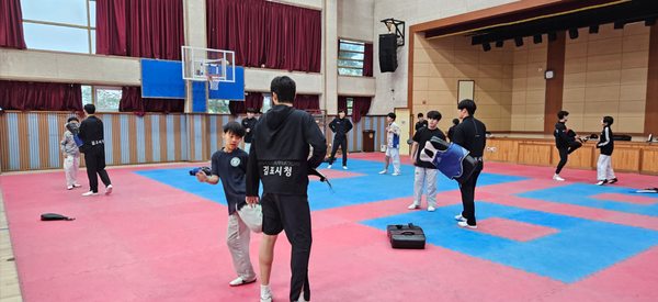                       ▲현역선수들에게 지도를 받고있는 학생 선수들,