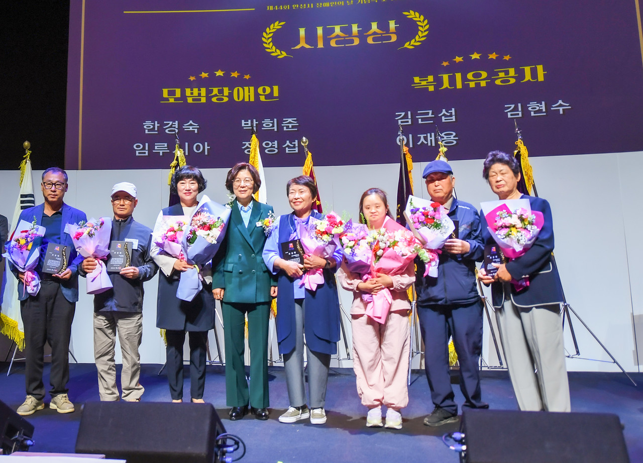                           ▲ 김보라 안성시장이 복지유공자와 모범장애인들에게 표창을 수여했다. 