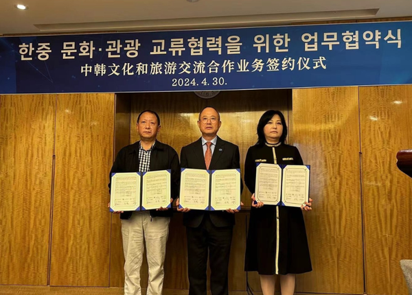      ▲(왼쪽부터)  허난성여유그룹( 주샤오강 부총경리, 인천관광공사 백현 사장, 자유자재여행사 추지연 대표,