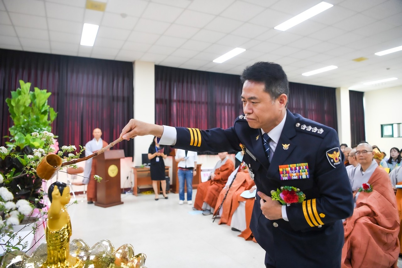                         ▲오지용 경찰서장이 관욕의식을  하고 있다. 