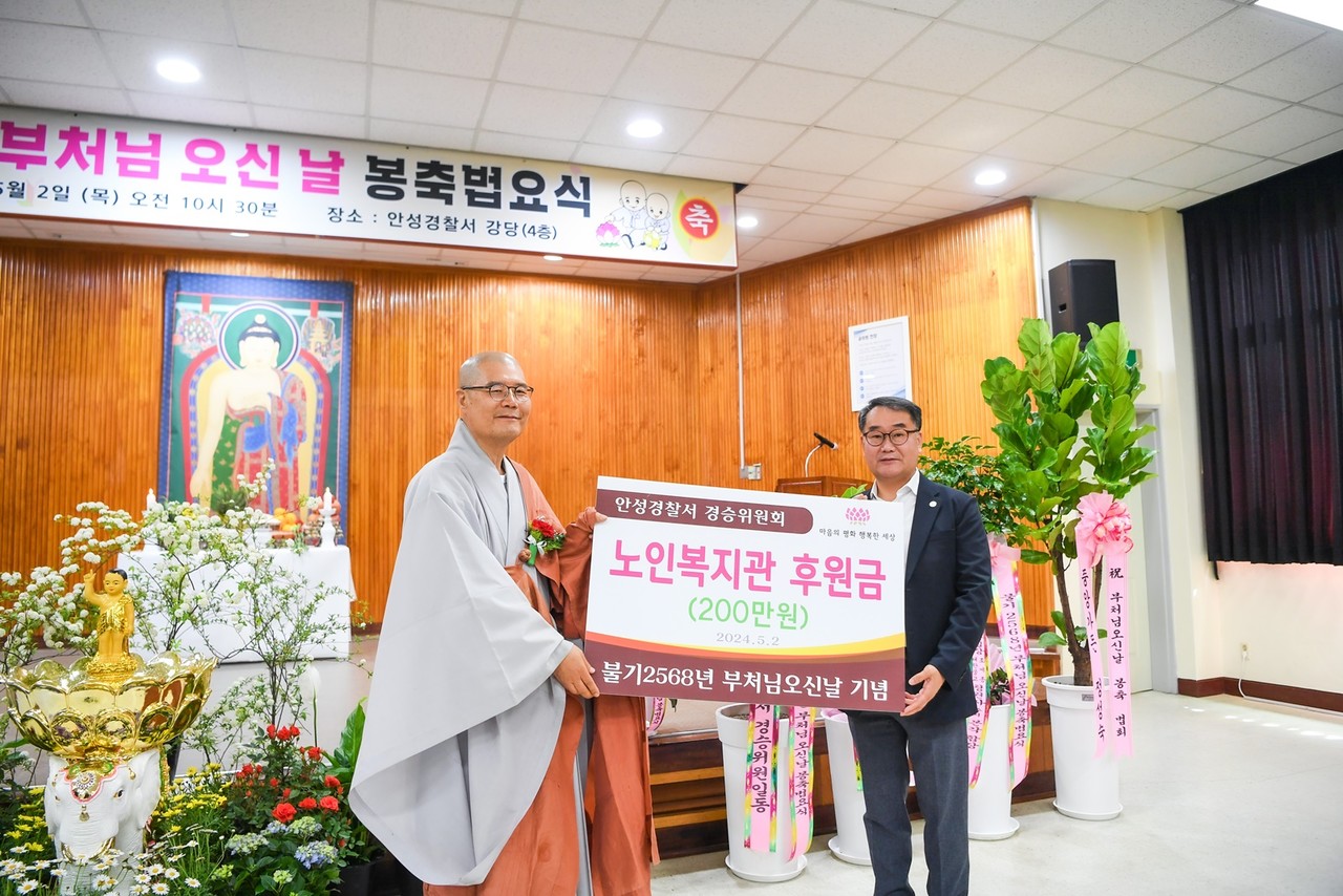                                               ▲노인복지관에도 후원금을 전달했다. 