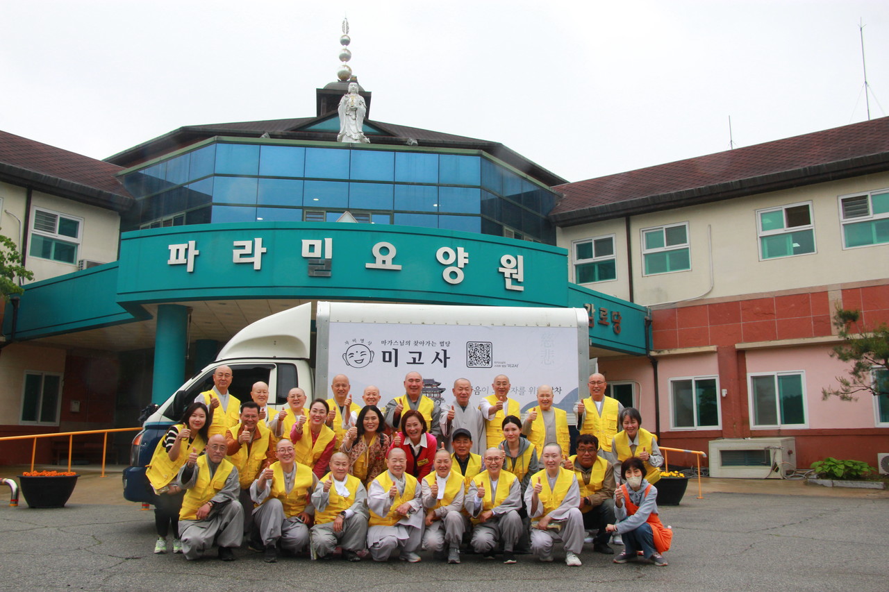                                   ▲굴암사 자비명상회가 요양원을 방문해 봉사를 펼쳤다. 