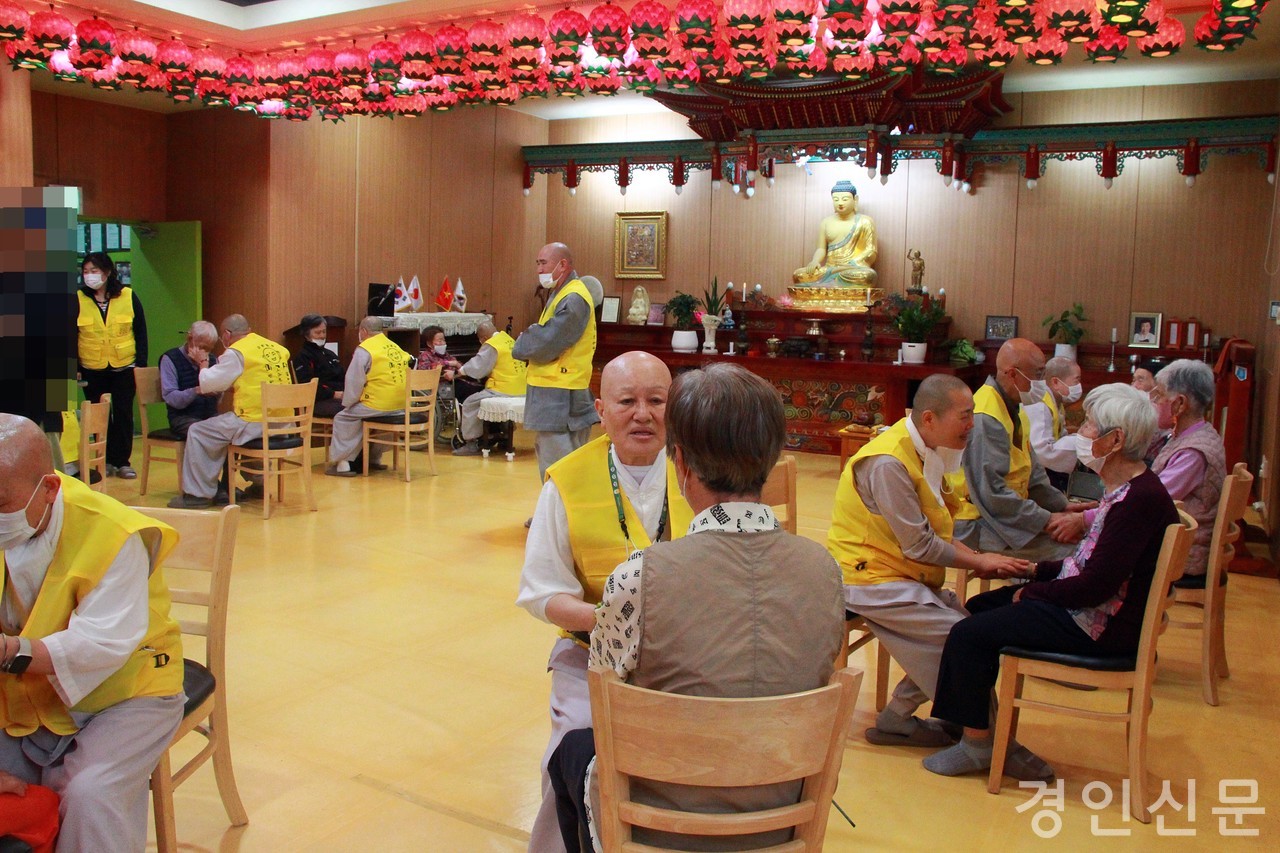                       ▲1:1 상당을 진행하고 있는 회원들