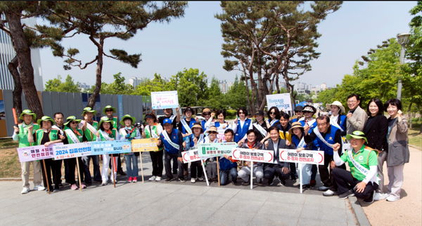              ▲김병수 김포시장이 참가자들과 함께 제327차 안전점검의 날 캠페인 기념촬영을 하고 있다.