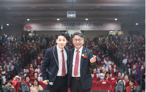  ▲사진 왼쪽부터 가수 박군과, 인천시설공단 김종필 이사장이 손 하트를 보내고 있다.