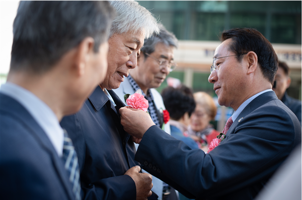                ▲유정복 인천시장이 어르신에게 카네이션을 달아드리고 있는 모습,