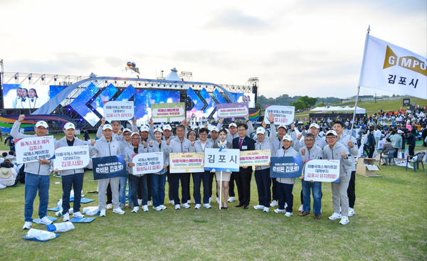 ▲김포시가 9일 제70회 경기도체육대회 개회식에 참가해 국제스케이트장 김포시 유치에 대한 뜨거운 열기를 전했다. 