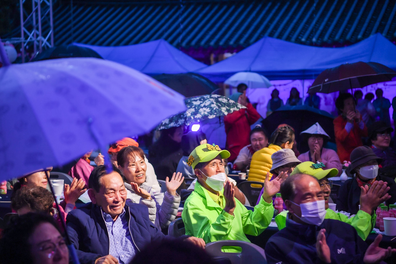                       ▲우중에서도 함게자리한 시민들 