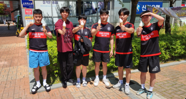                        ▲ (소프트 아이스크림을 만끽하고 있는 법학부 학생들 ),