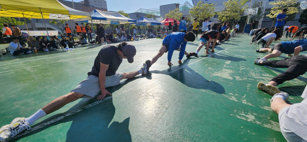                                 ▲단체 다리찢기 게임 중인 법학부 학생들,