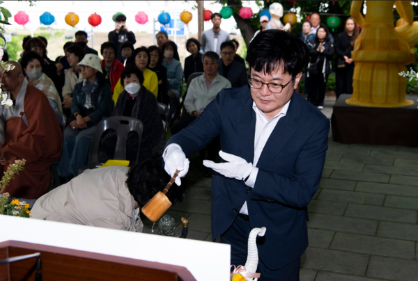                           ▲김병수 김포시장이 부처님께 관욕식을 하고 있는 모습, 