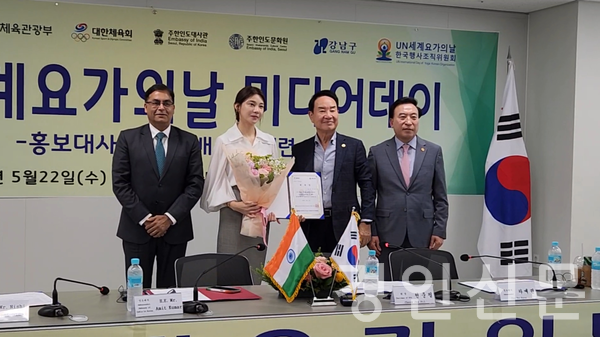 ▲배우 차예린 홍보대사 위촉후 기념촬영을 하고 있다. [왼쪽부터 아밋 쿠마르 주한 인도대사, 천준필 대한요가회 회장, 배우 차예련, 김성일 한국행사조직위원회 위원장,]