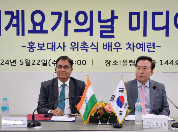                ▲왼쪽부터 아밋 쿠마르 주한 인도대사, 대한요가회 천준필 회장,